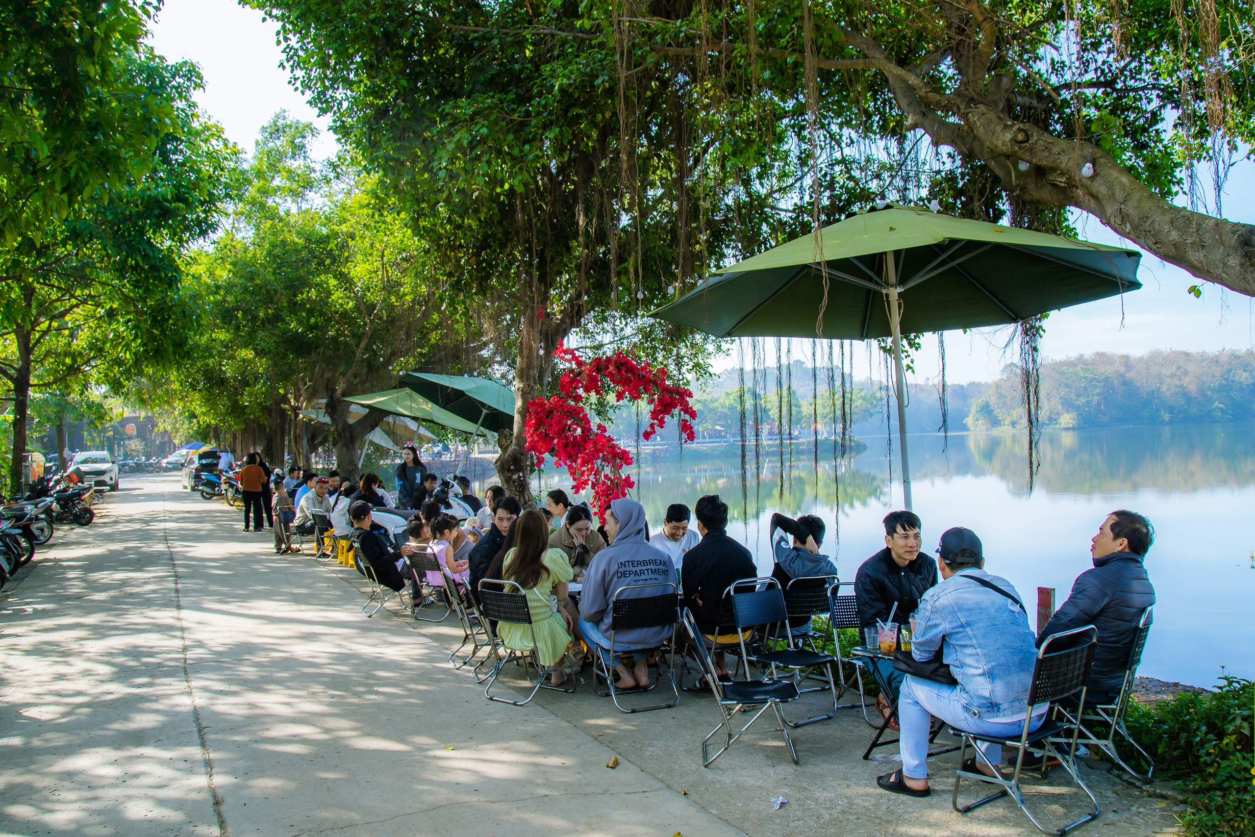 Chiêm ngưỡng vẻ đẹp như tranh vẽ của một hồ nước tại huyện biên giới Đắk Nông - Ảnh 9.